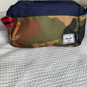 Herschel Dopp kit camo print